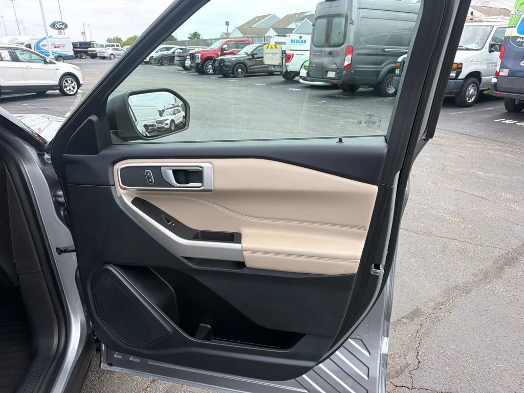Used 2024 Ford Explorer XLT w/ Equipment Group 202A AWD/4WD image 39