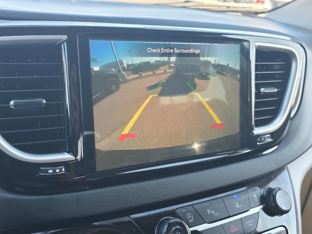 Certified 2023 Chrysler Pacifica Touring-L image 28