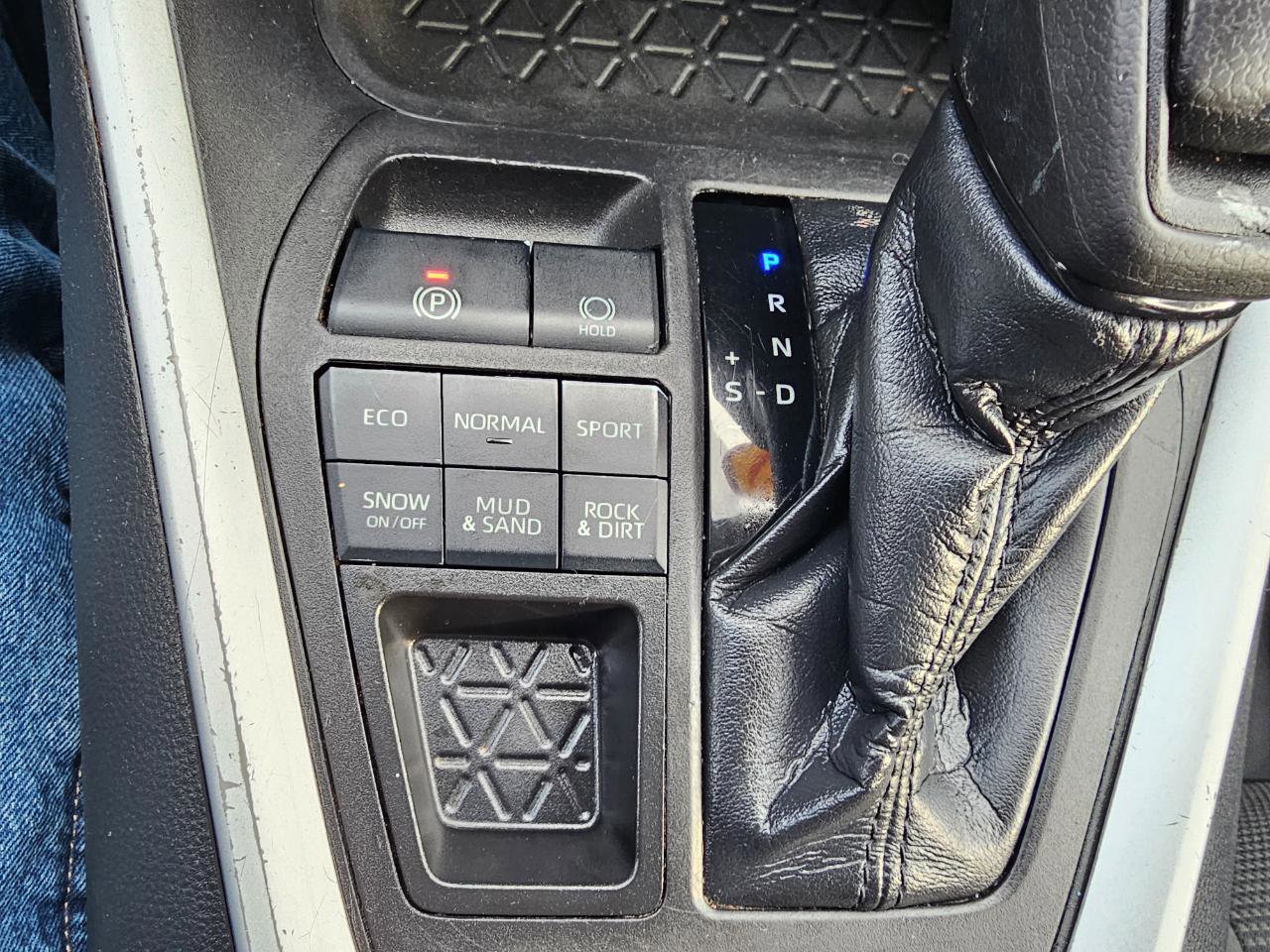 Used 2020 Toyota RAV4 LE w/ All Weather Liner Package image 40