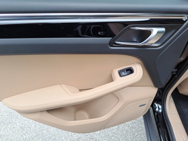 Used 2026 Porsche Macan AWD/4WD image 21