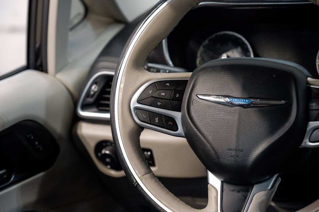Used 2020 Chrysler Pacifica Limited FWD image 26