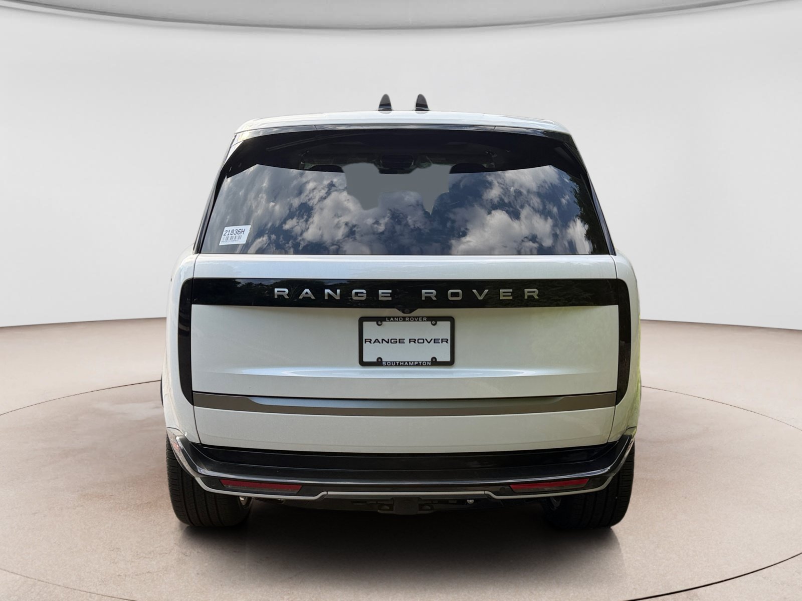 New 2026 Land Rover Range Rover Long Wheelbase SE AWD/4WD image 4