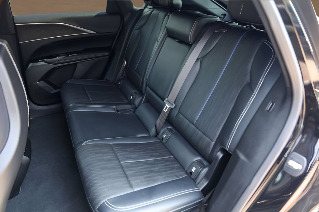 Certified 2024 Cadillac Lyriq Luxury AWD/4WD image 20