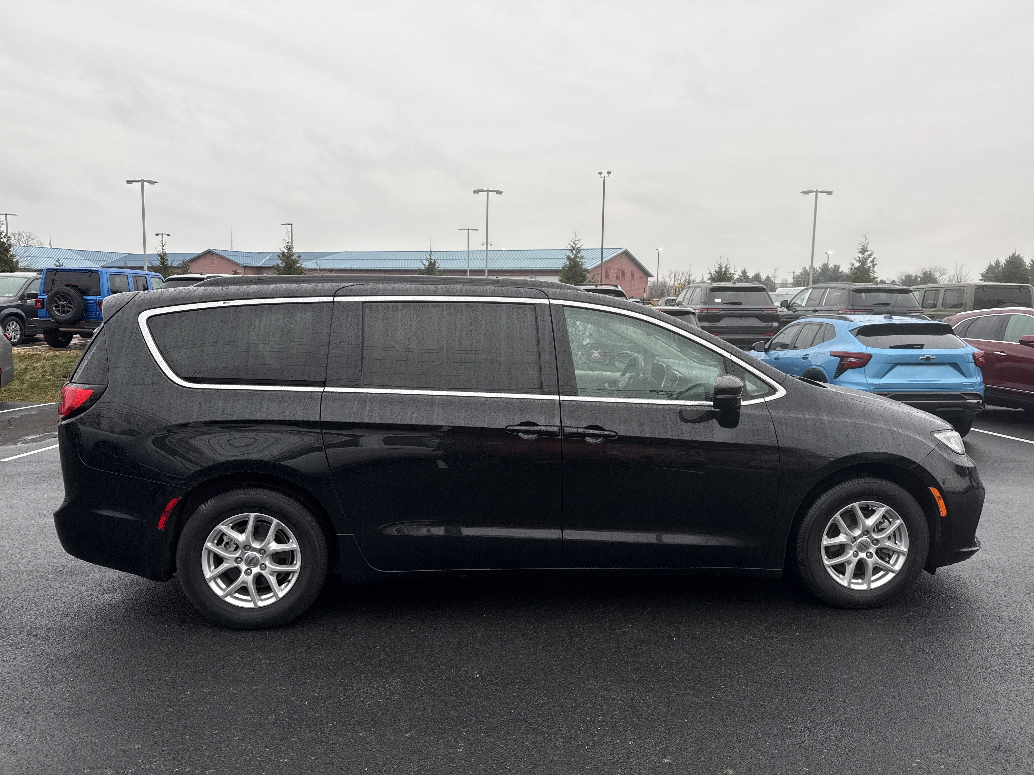 Used 2022 Chrysler Pacifica Touring-L image 9