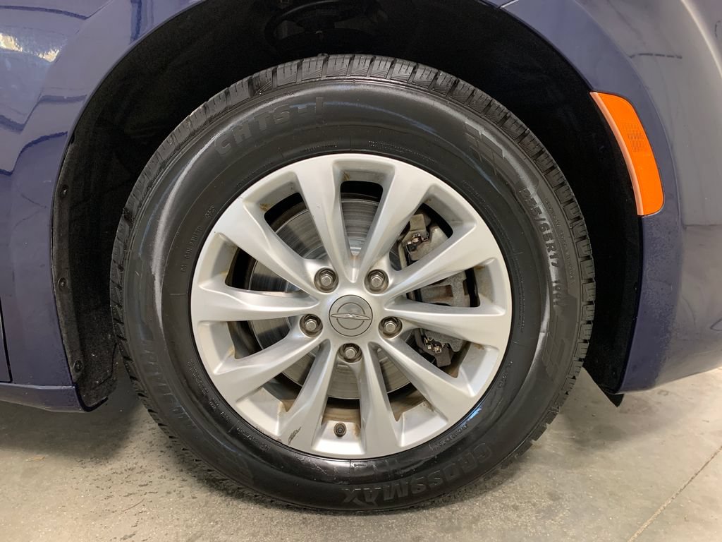 Used 2018 Chrysler Pacifica Touring-L FWD image 12
