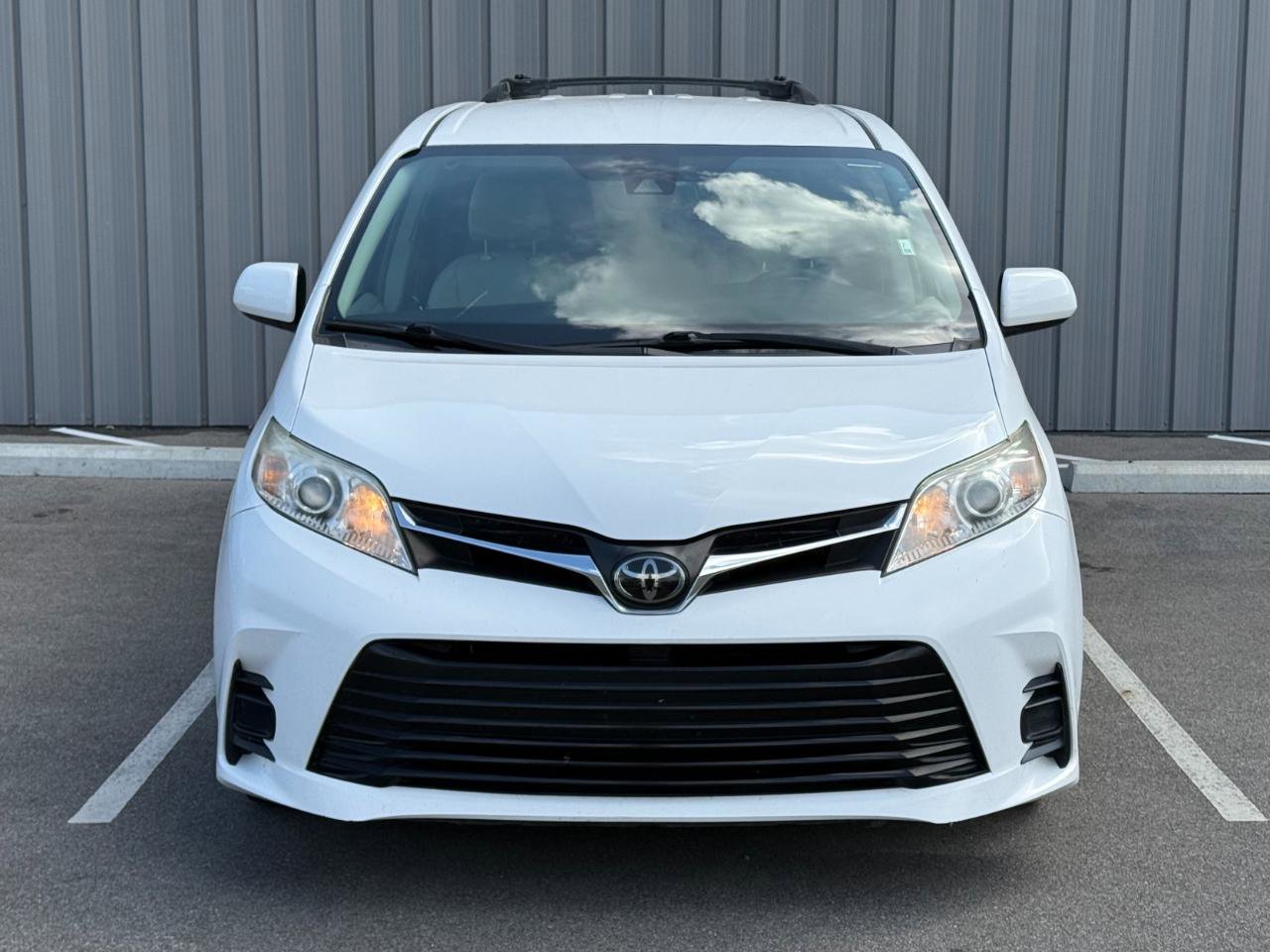 Used 2018 Toyota Sienna LE FWD image 2