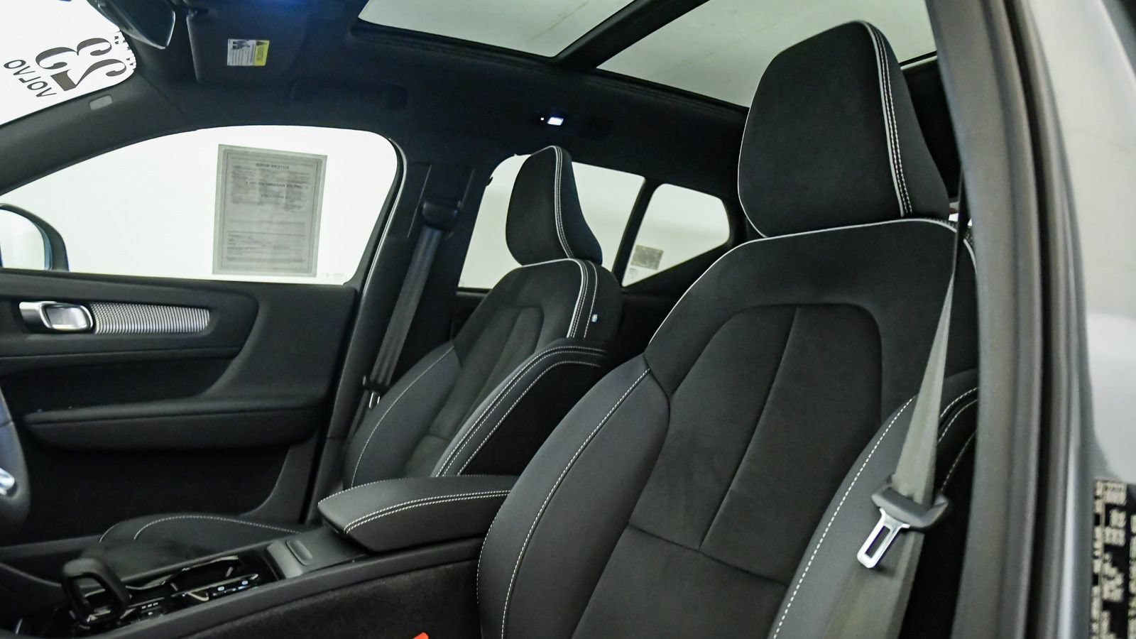 Certified 2023 Volvo XC40 B5 Plus w/ Protection Package Premier AWD/4WD image 18