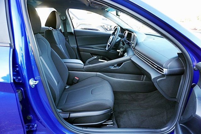 Certified 2025 Hyundai Elantra SE w/ Cargo Package image 11