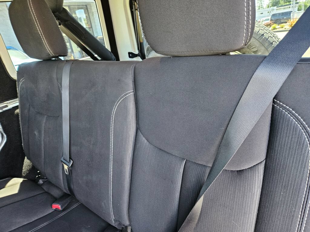 Used 2015 Jeep Wrangler Unlimited Sahara w/ Connectivity Group AWD/4WD image 14