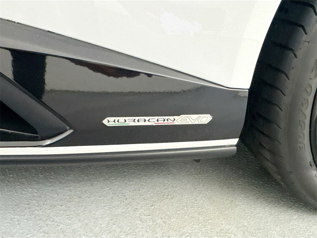 Used 2020 Lamborghini Huracan EVO image 25