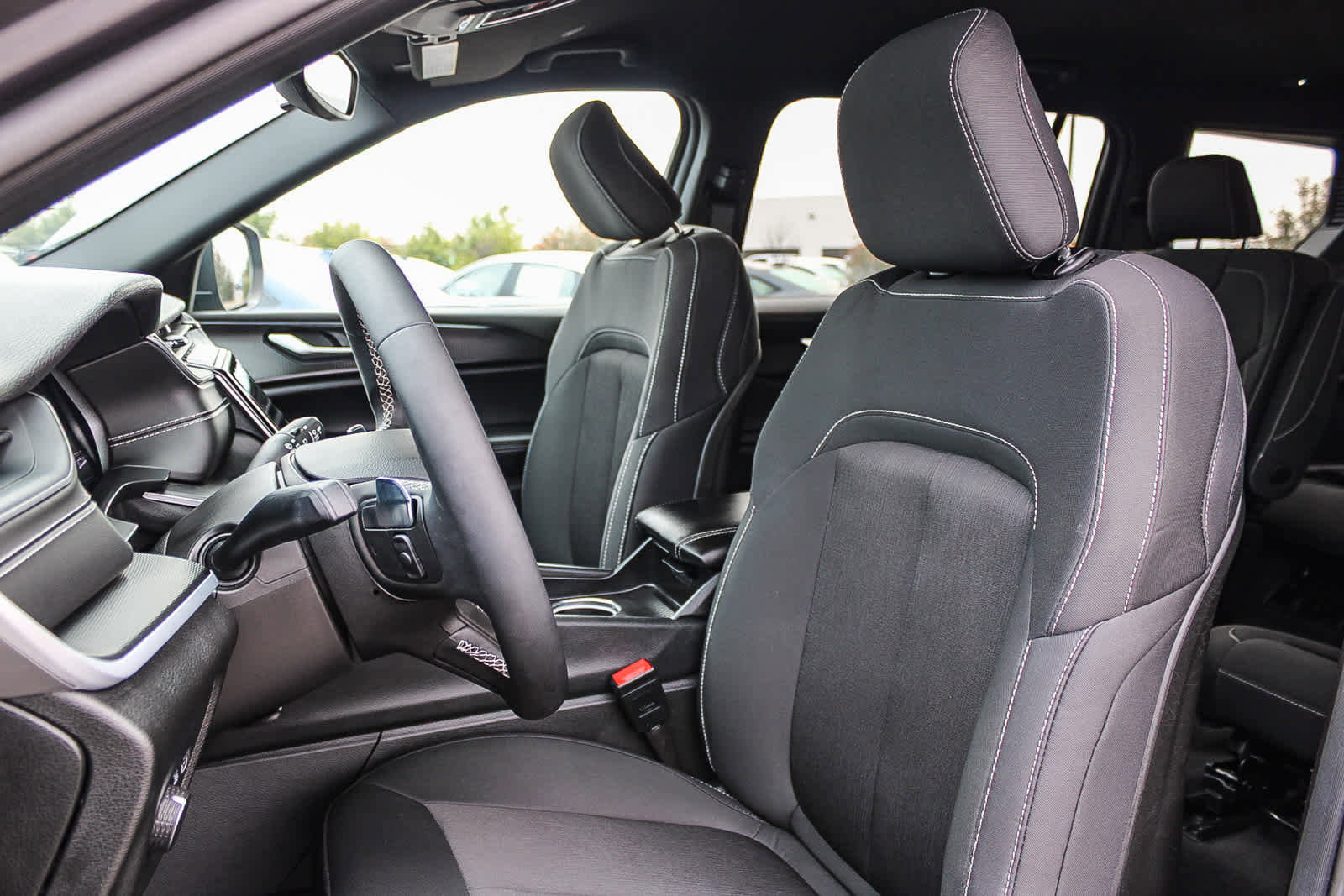 Used 2025 Jeep Grand Cherokee L Laredo image 17