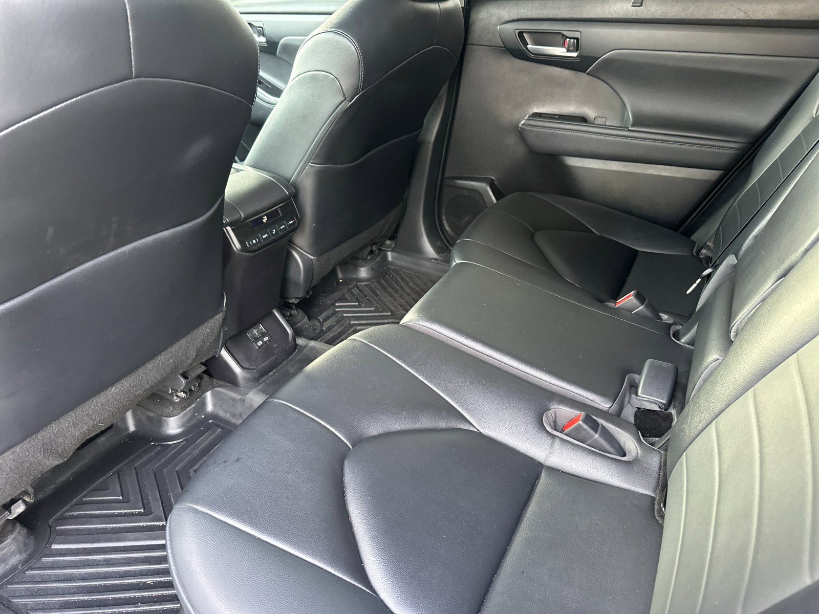 Used 2023 Toyota Highlander XLE image 11