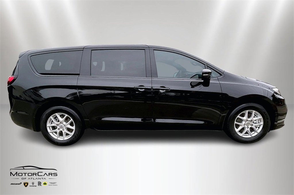 Used 2025 Chrysler Pacifica Select image 6