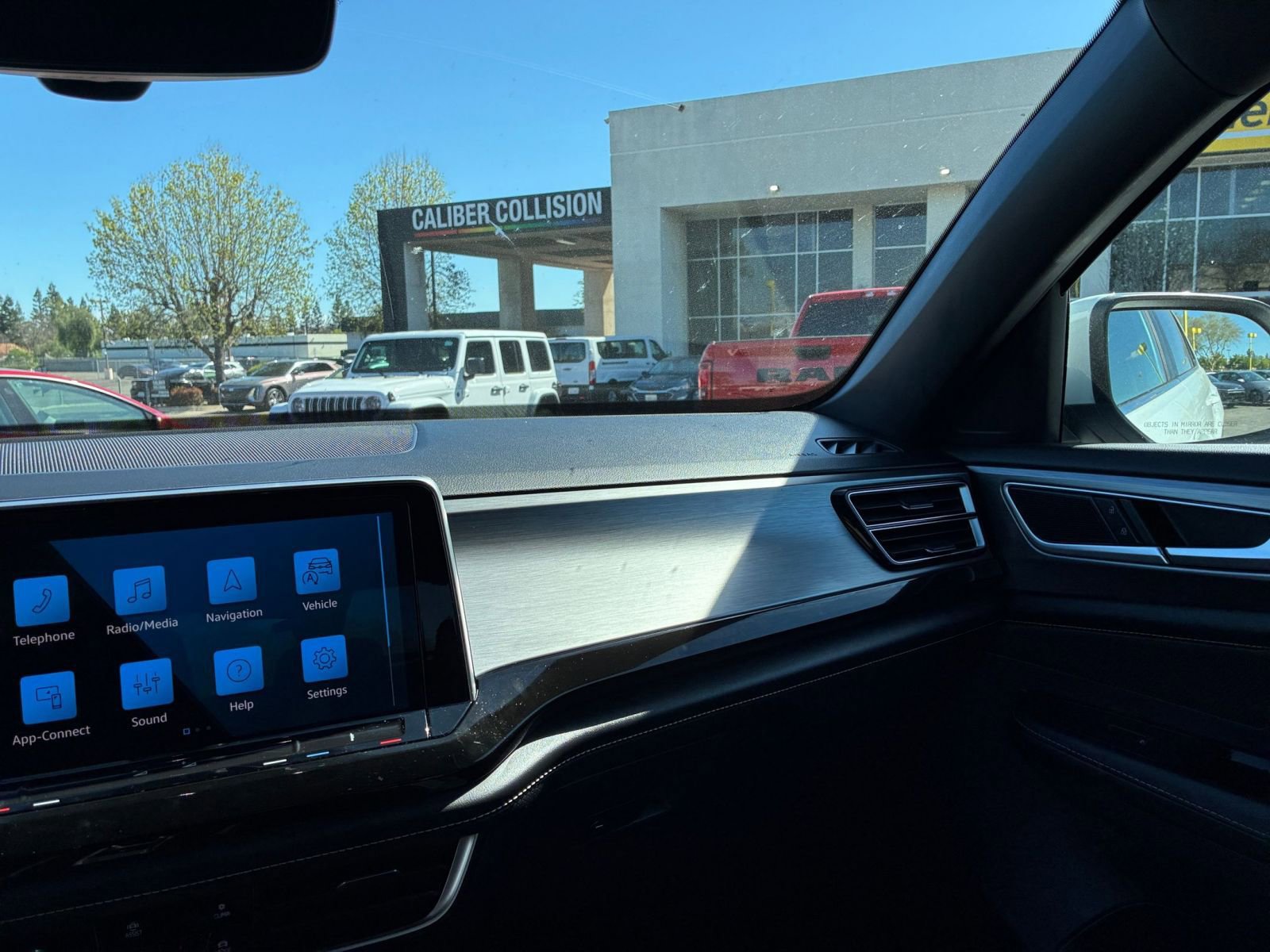 Used 2025 Volkswagen Atlas Cross Sport SE image 37