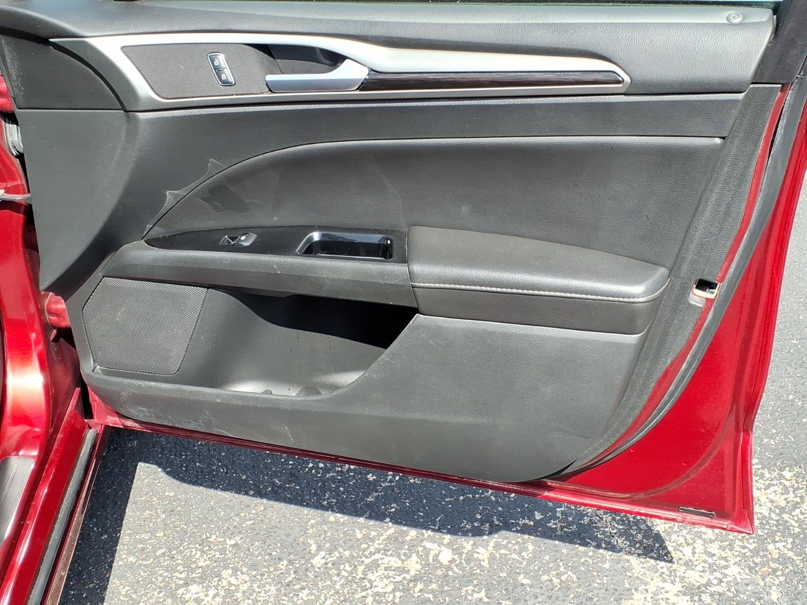 Used 2015 Ford Fusion SE w/ Equipment Group 202A FWD image 11