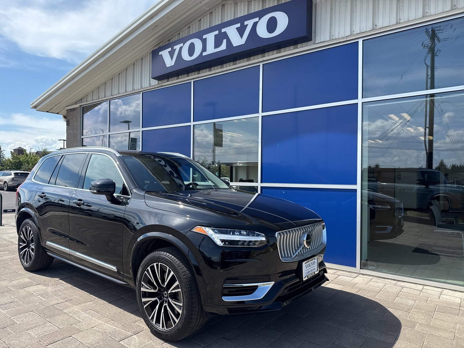 Used 2025 Volvo XC90 T8 Plus w/ Protection Package Premier image 1