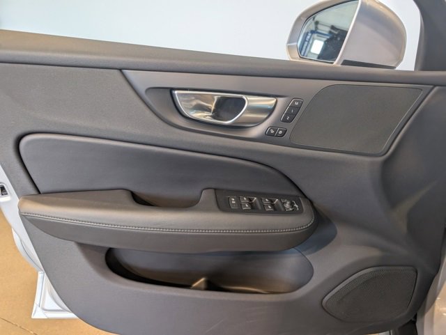 Used 2025 Volvo V60 B5 Cross Country Plus image 8