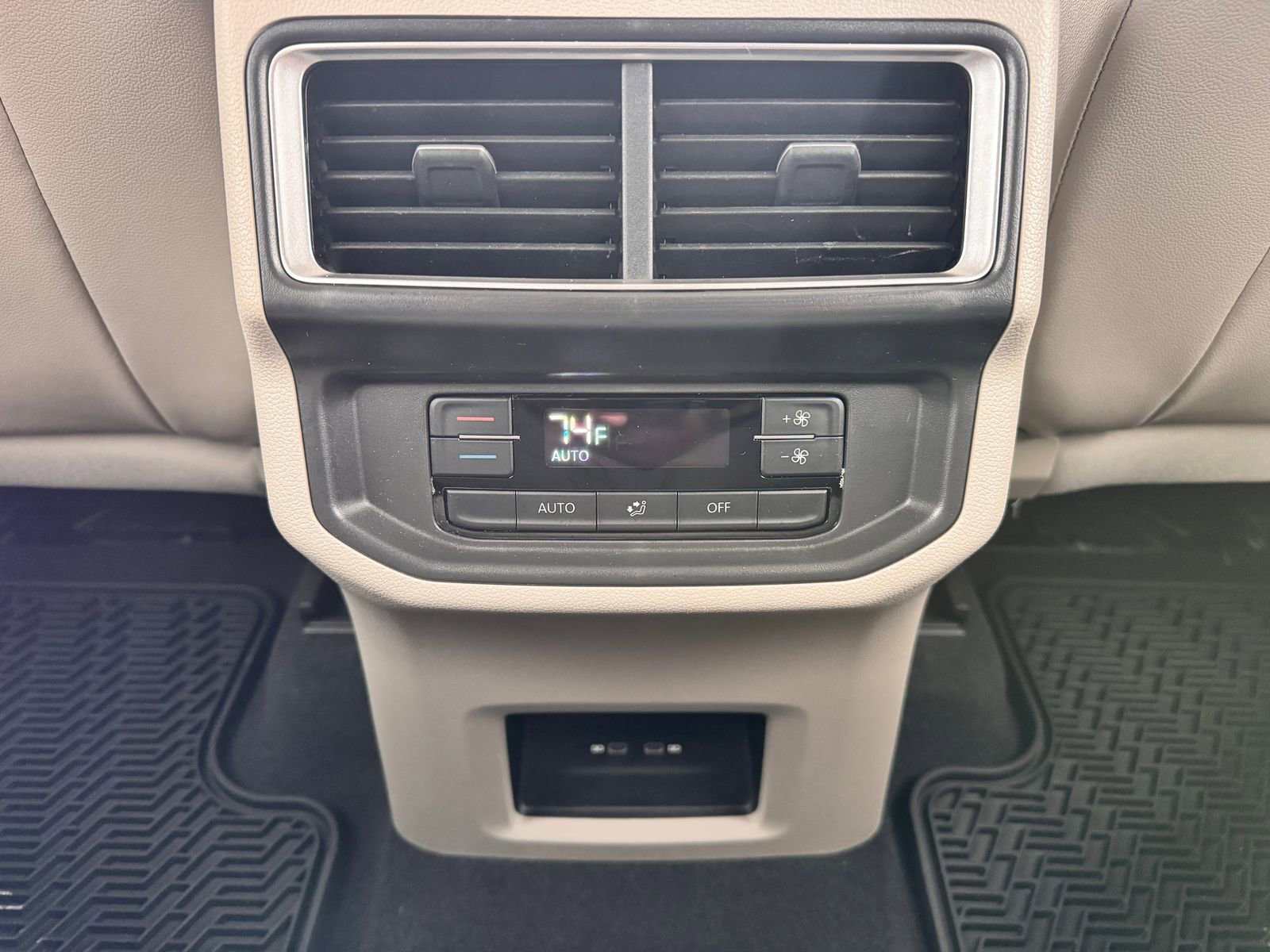 Used 2024 Volkswagen Atlas SE image 24