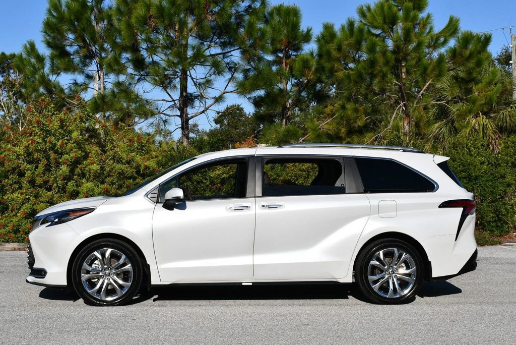 Used 2024 Toyota Sienna Platinum image 32