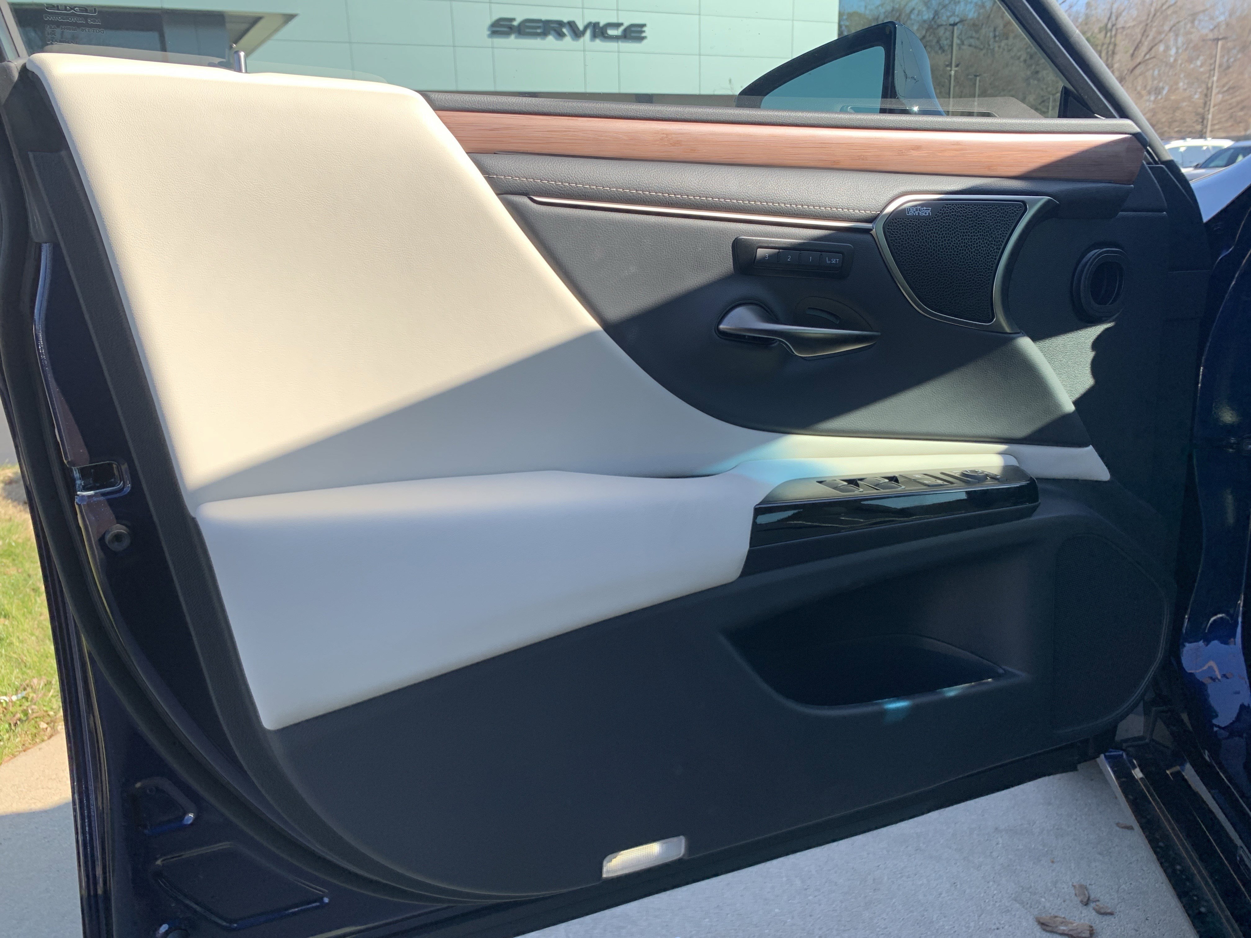 Used 2025 Lexus ES 350 Ultra Luxury image 14