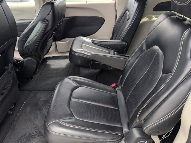 Used 2023 Chrysler Pacifica Touring-L image 27