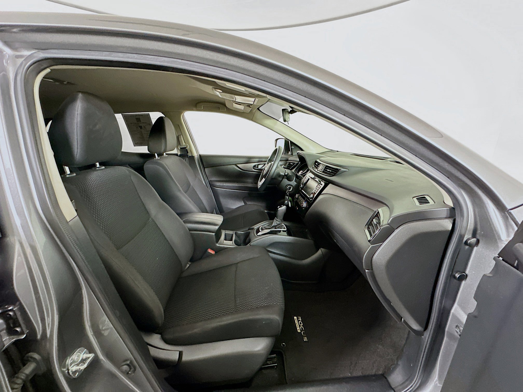 Used 2020 Nissan Rogue Sport S image 31