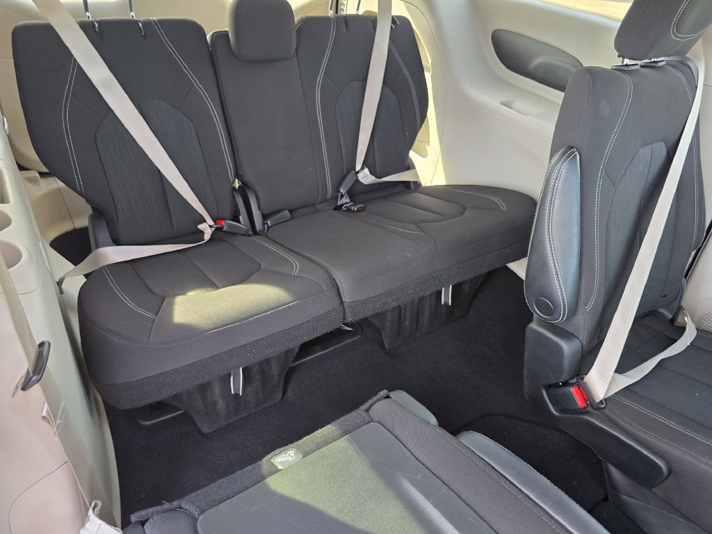 Used 2023 Chrysler Voyager LX FWD image 18