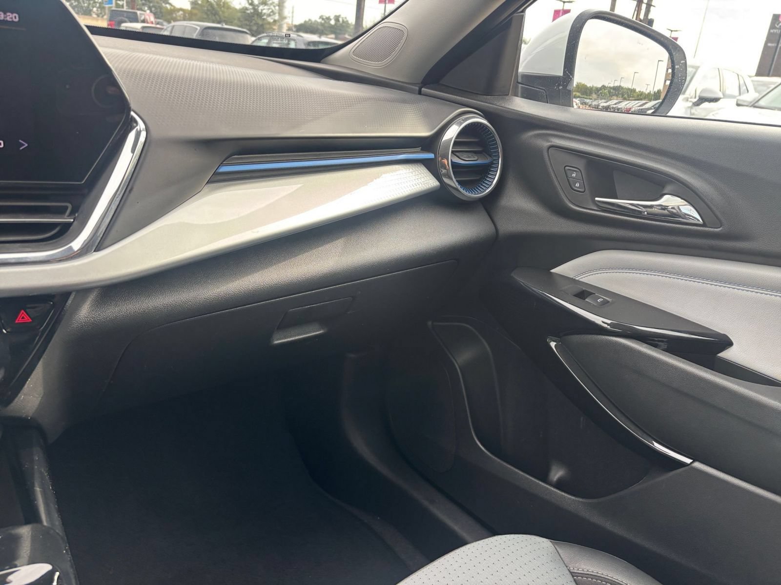 Used 2025 Chevrolet Trax LT FWD image 29