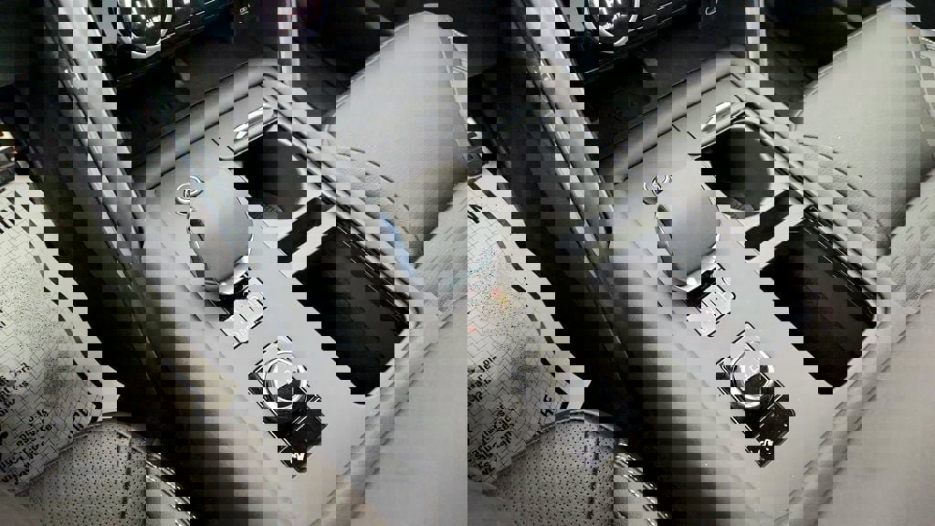 Used 2024 Land Rover Discovery Dynamic SE image 17