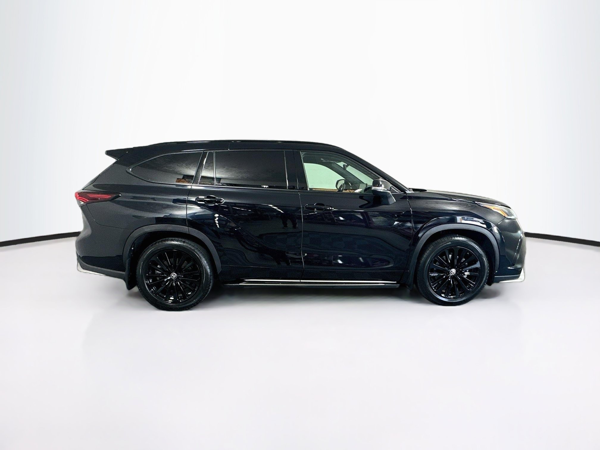 Used 2024 Toyota Highlander XSE FWD image 2