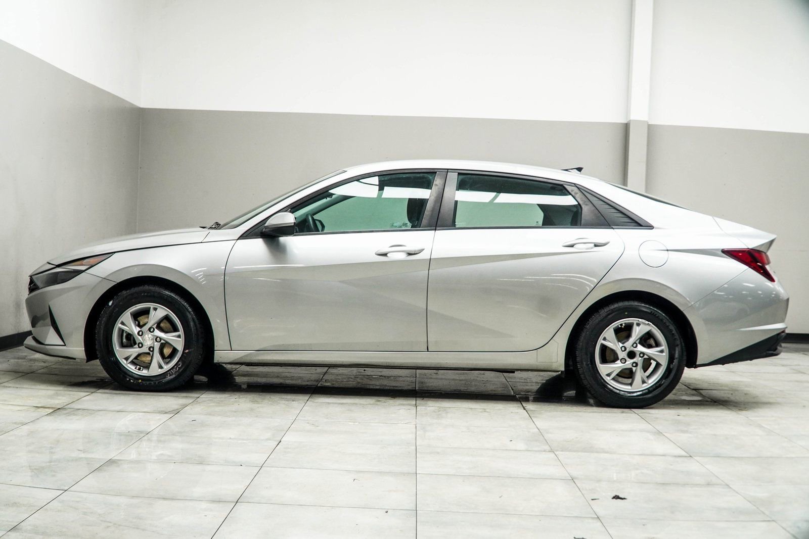 Used 2021 Hyundai Elantra SE image 8