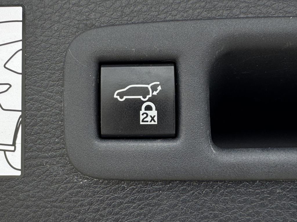 Used 2022 Toyota Sienna XLE FWD image 32