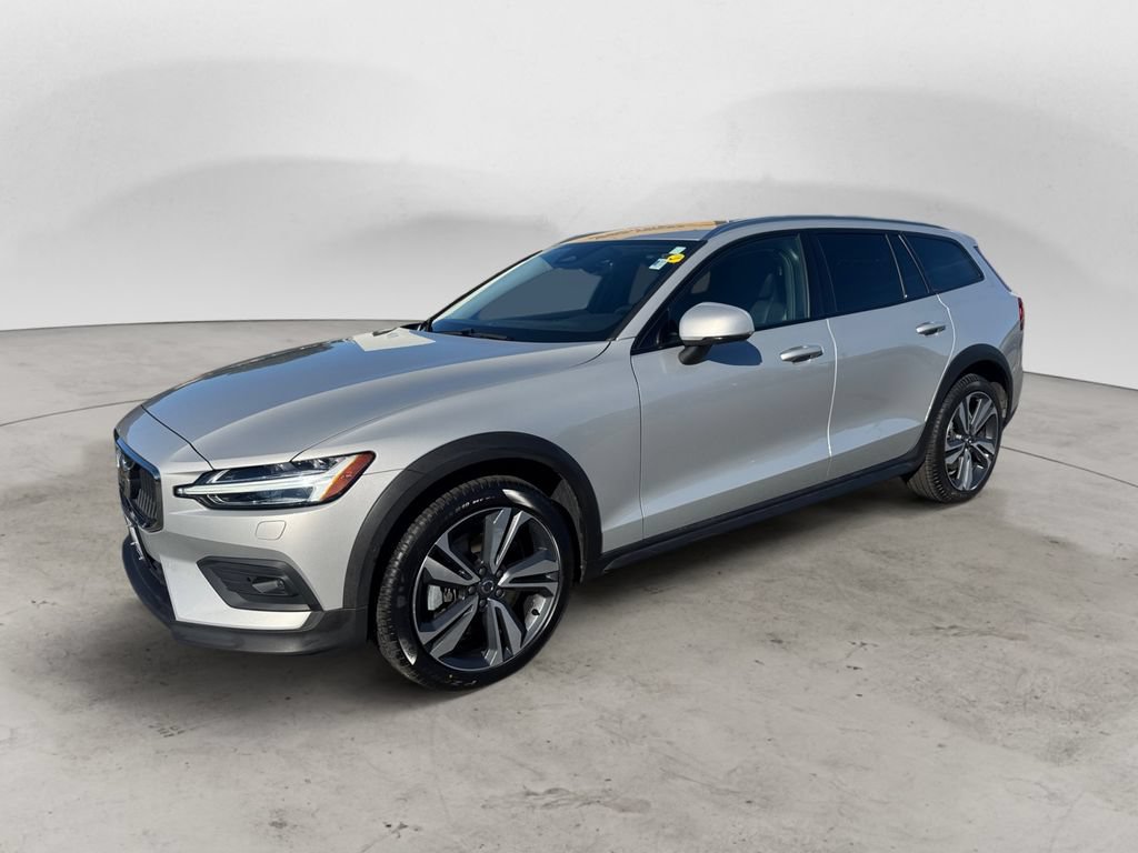 Certified 2025 Volvo V60 B5 Cross Country Plus AWD/4WD image 2