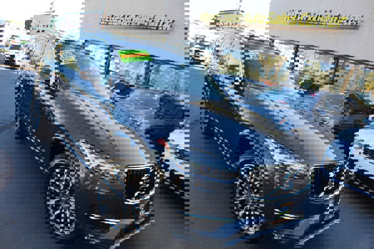 Used 2017 Volvo XC90 T6 Momentum w/ Vision Package image 42