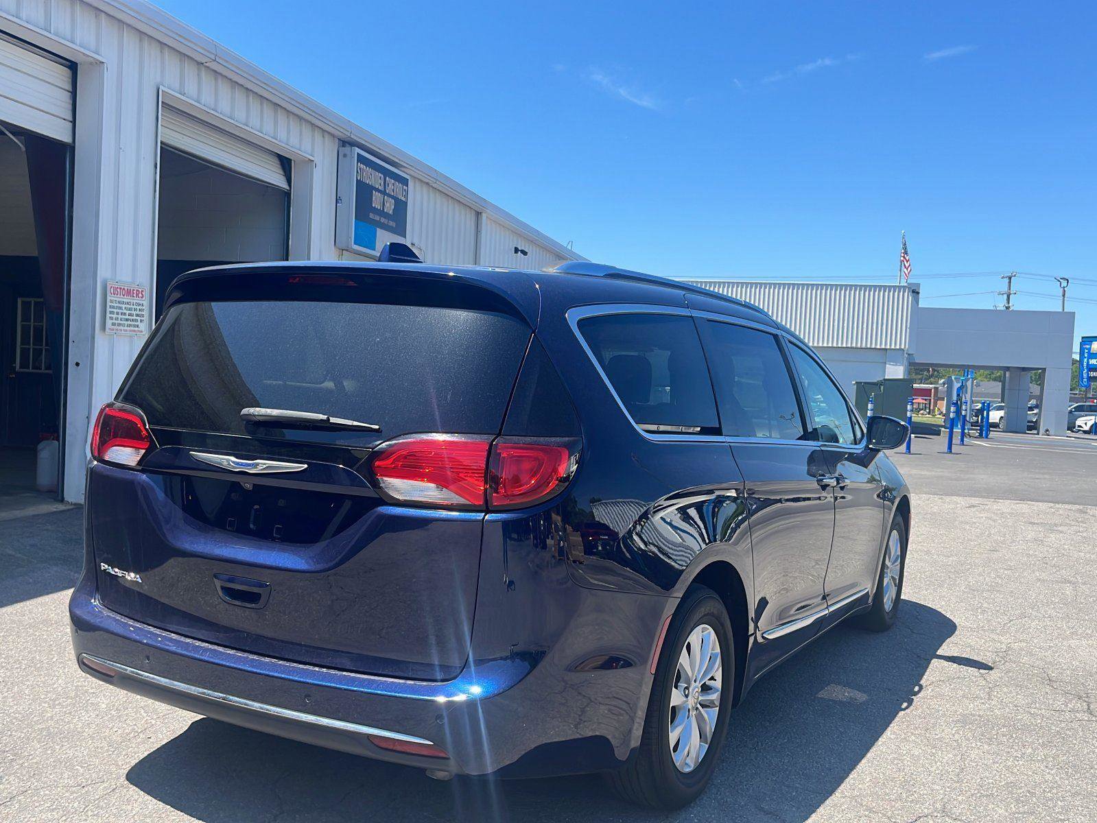 Used 2018 Chrysler Pacifica Touring-L FWD image 5