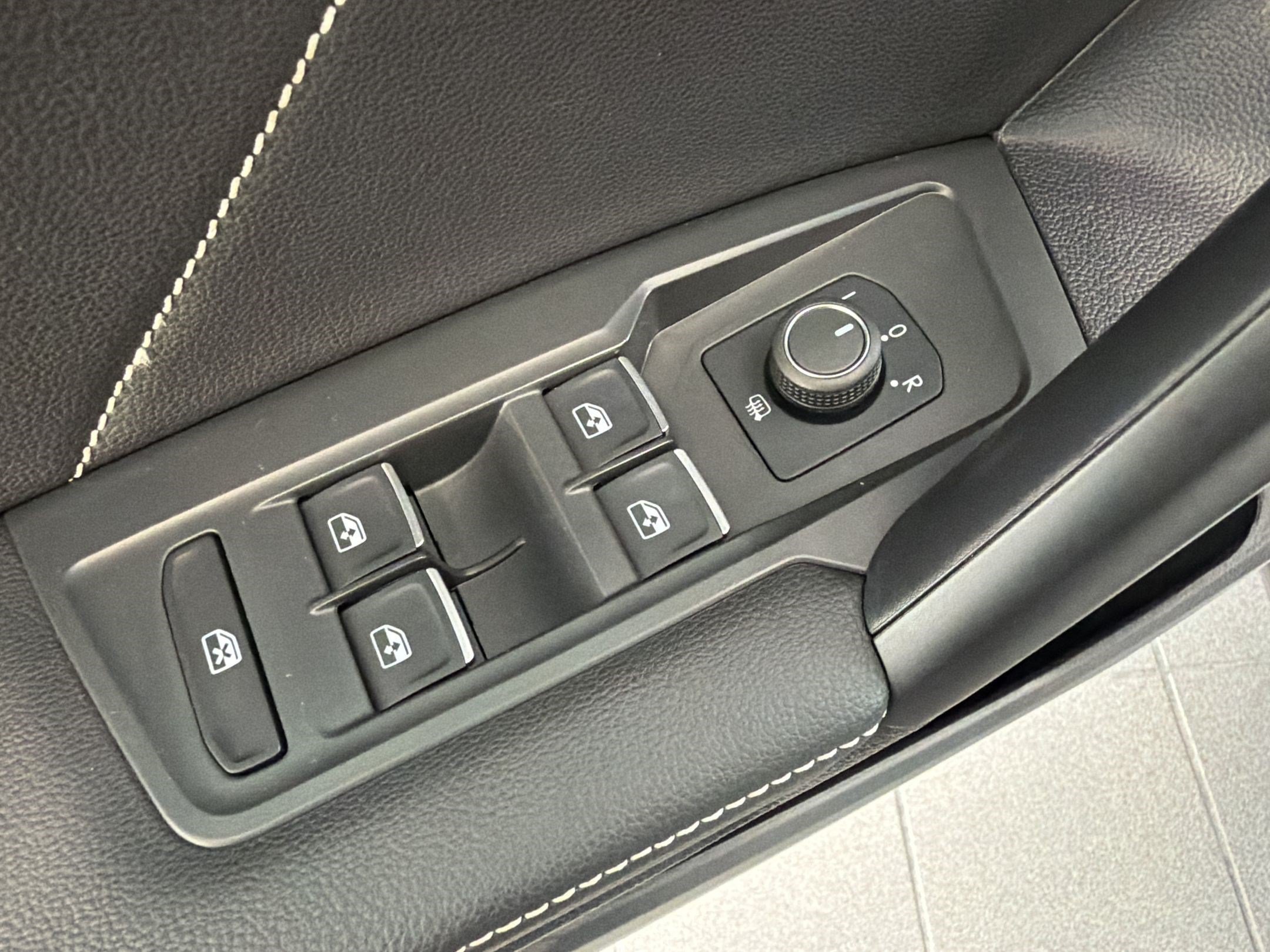 Certified 2024 Volkswagen Tiguan SE R-Line AWD/4WD image 13