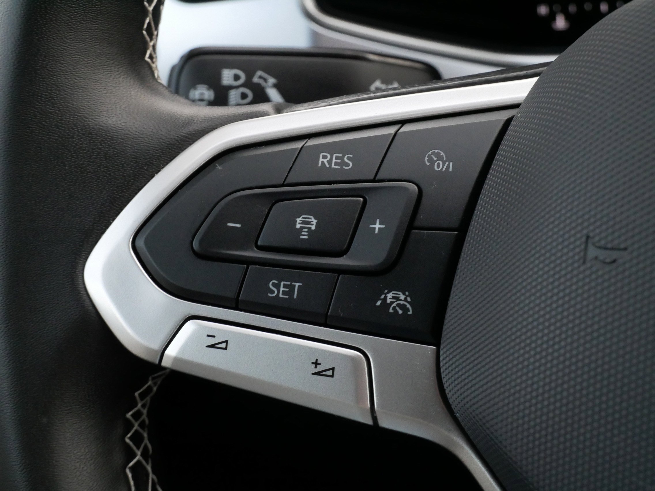 Certified 2025 Volkswagen Taos SE image 26