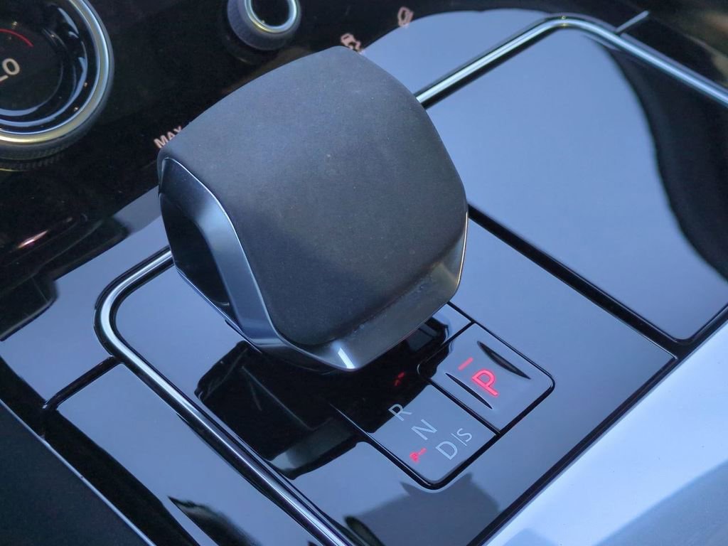 Used 2022 Land Rover Range Rover Velar R-Dynamic S image 36