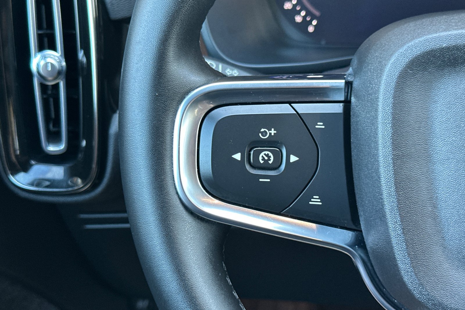 Certified 2023 Volvo XC40 Recharge Plus w/ Protection Package Premier AWD/4WD image 27