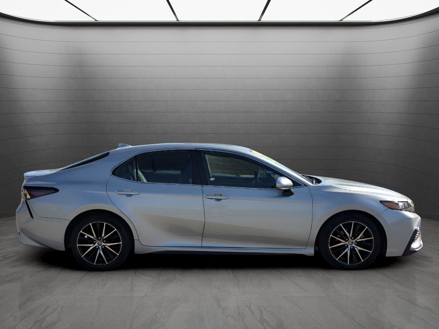 Used 2022 Toyota Camry SE w/ Cold Weather Package image 6