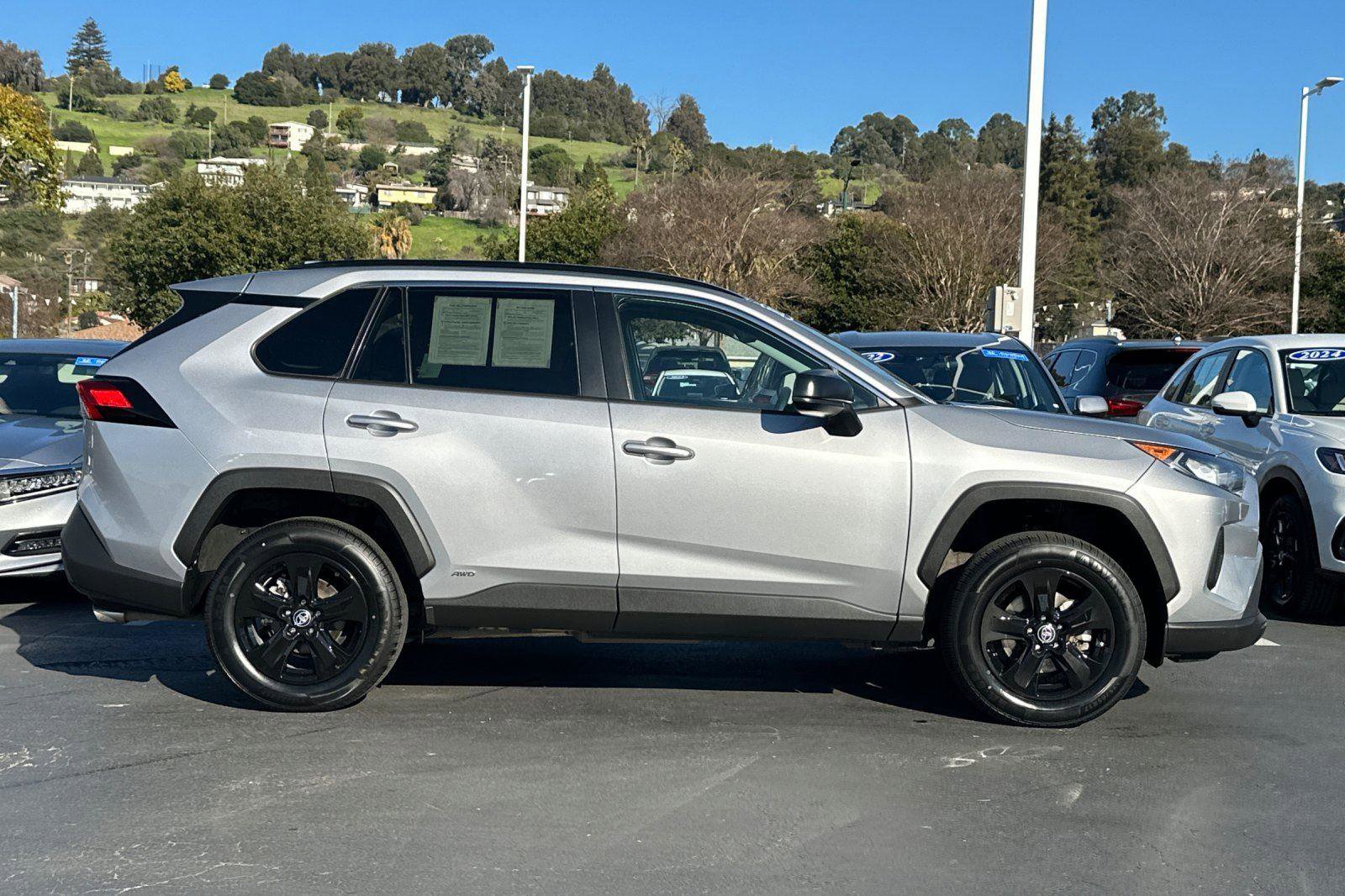 Used 2022 Toyota RAV4 LE image 2