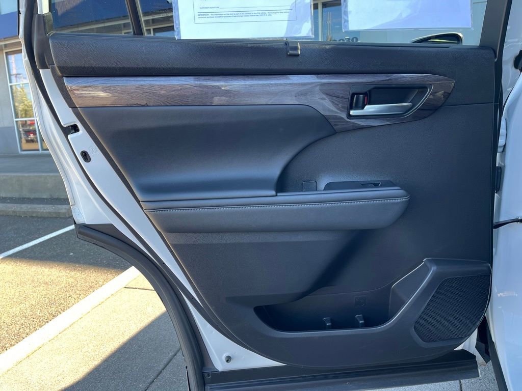 Used 2022 Toyota Highlander Limited image 13