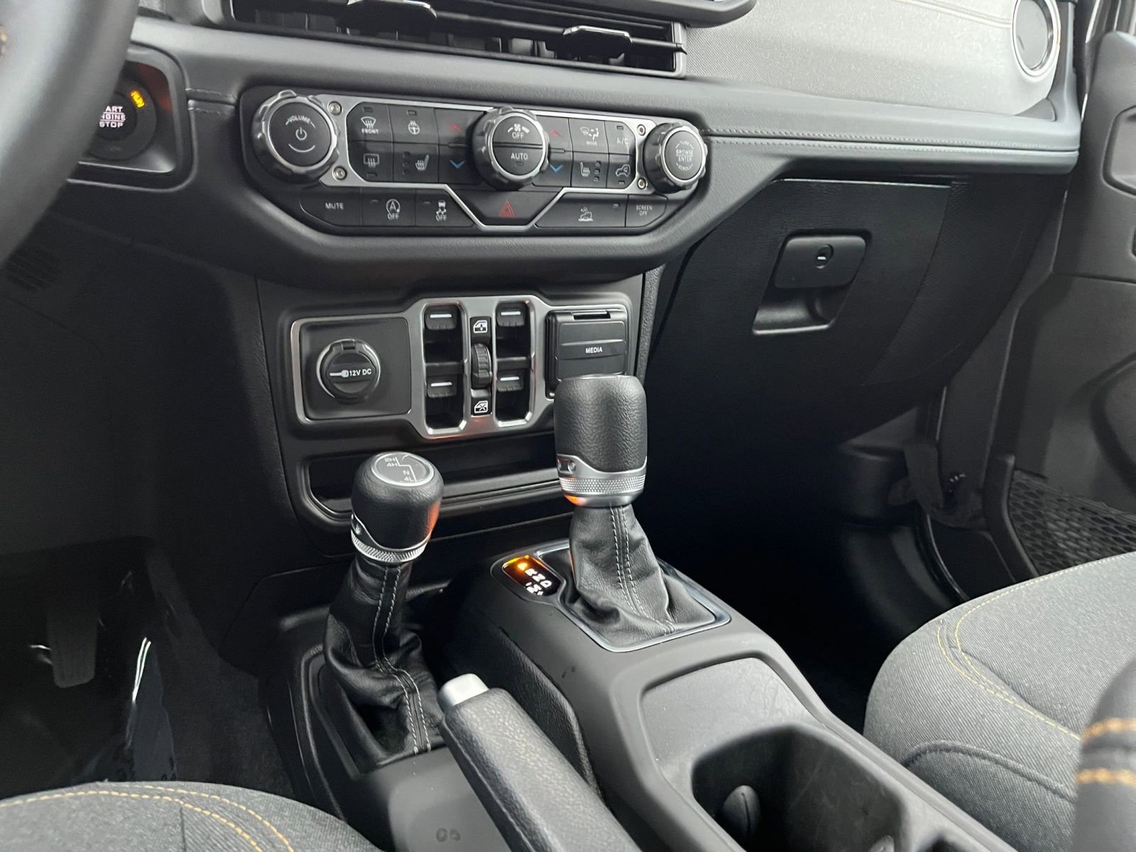 Used 2025 Jeep Wrangler Sahara image 40