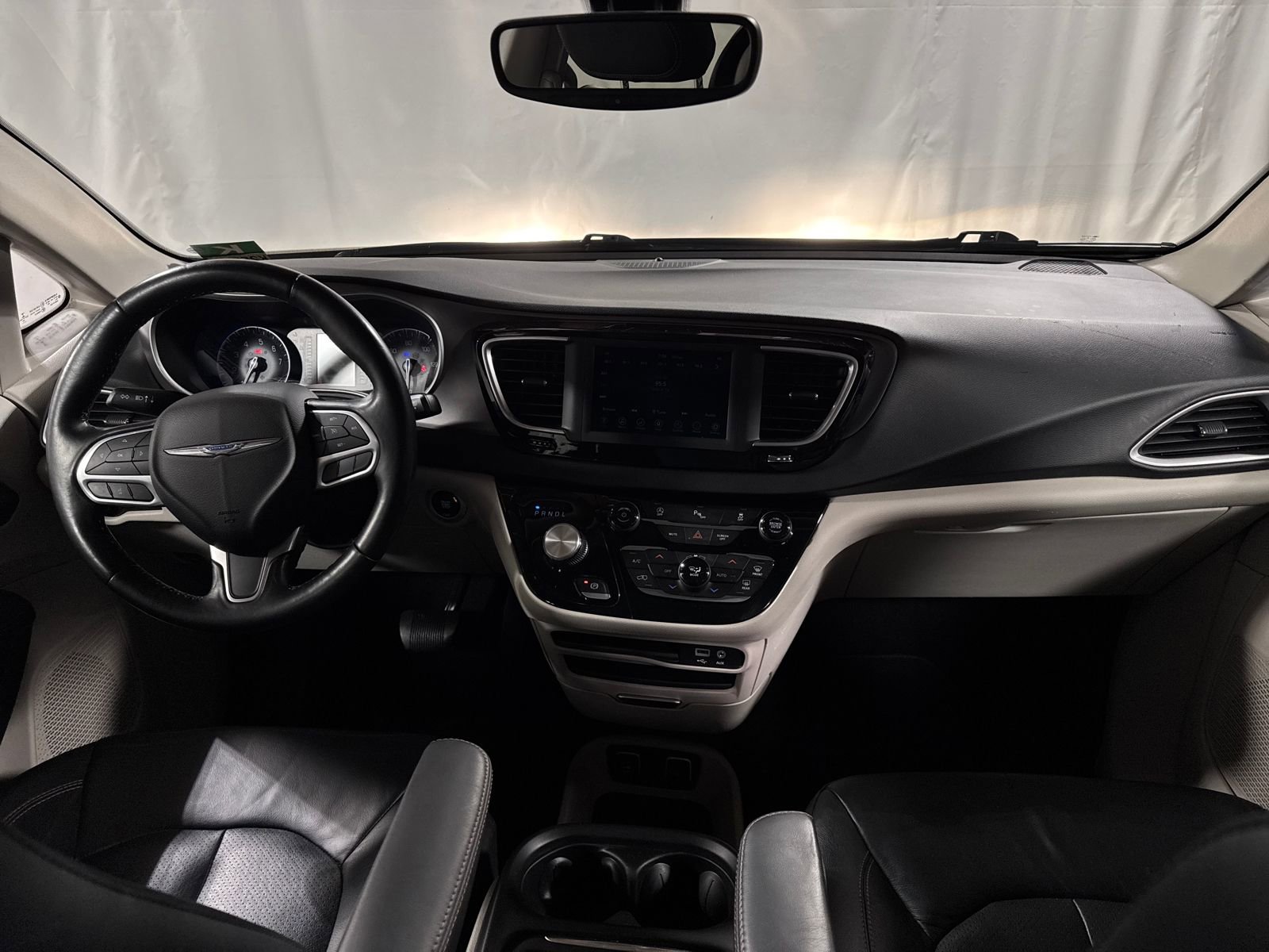 Used 2020 Chrysler Pacifica Touring-L FWD image 4