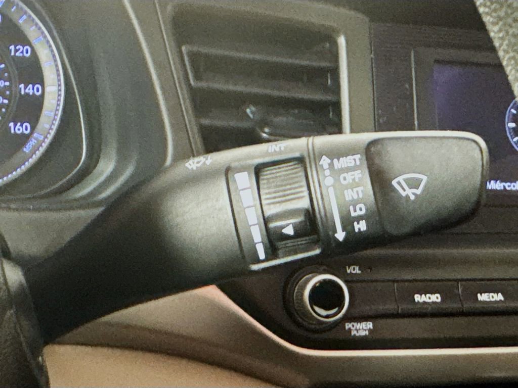 Used 2020 Hyundai Elantra SE w/ Winter Weather Package image 13