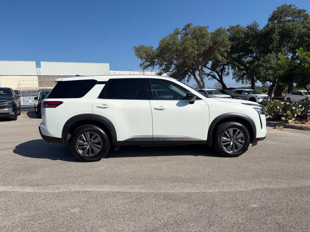 Used 2026 Nissan Pathfinder S FWD image 4