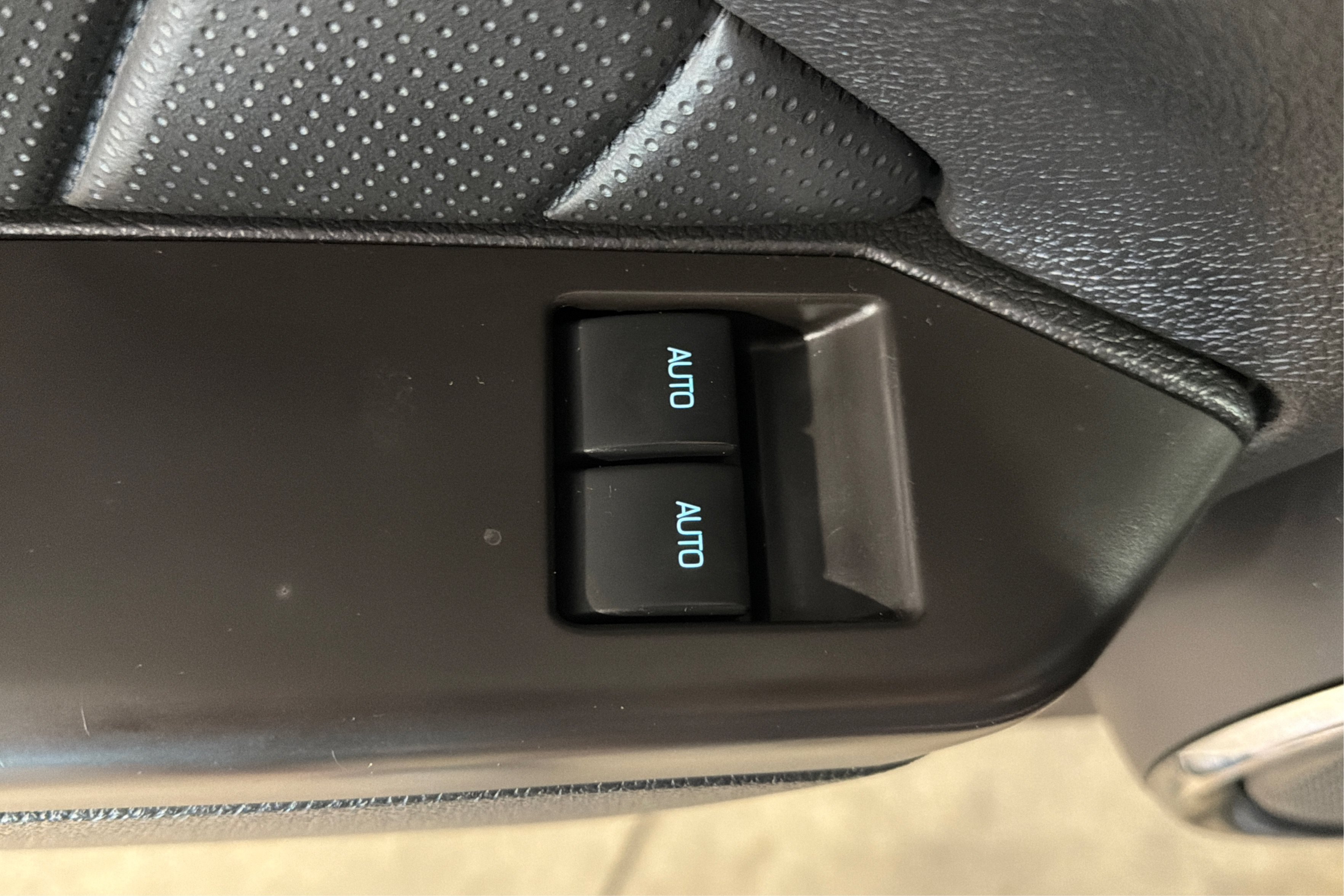 Used 2012 Ford Mustang GT Premium w/ Security Pkg RWD image 15