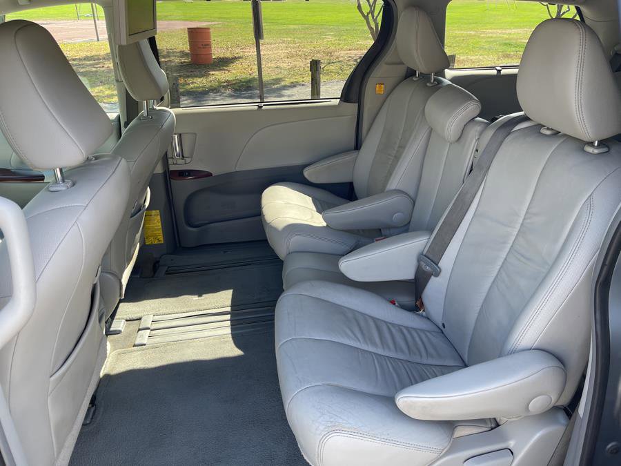 Used 2012 Toyota Sienna XLE w/ Entertainment Pkg FWD image 8