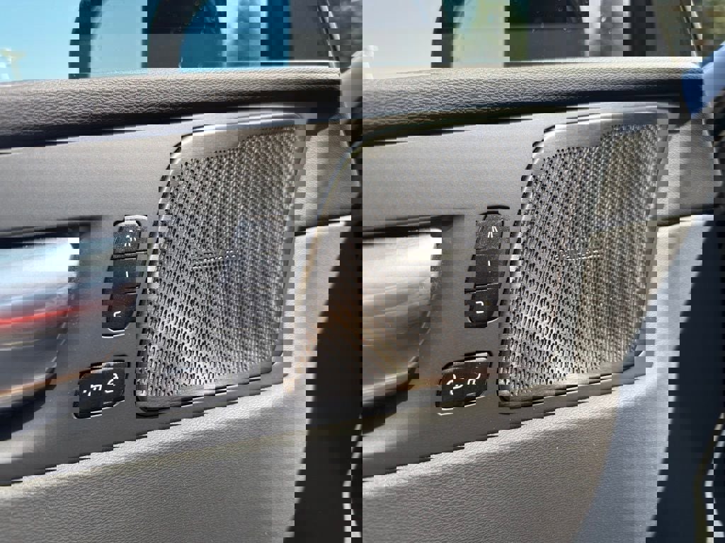 Used 2023 Volvo XC60 T8 Plus image 11