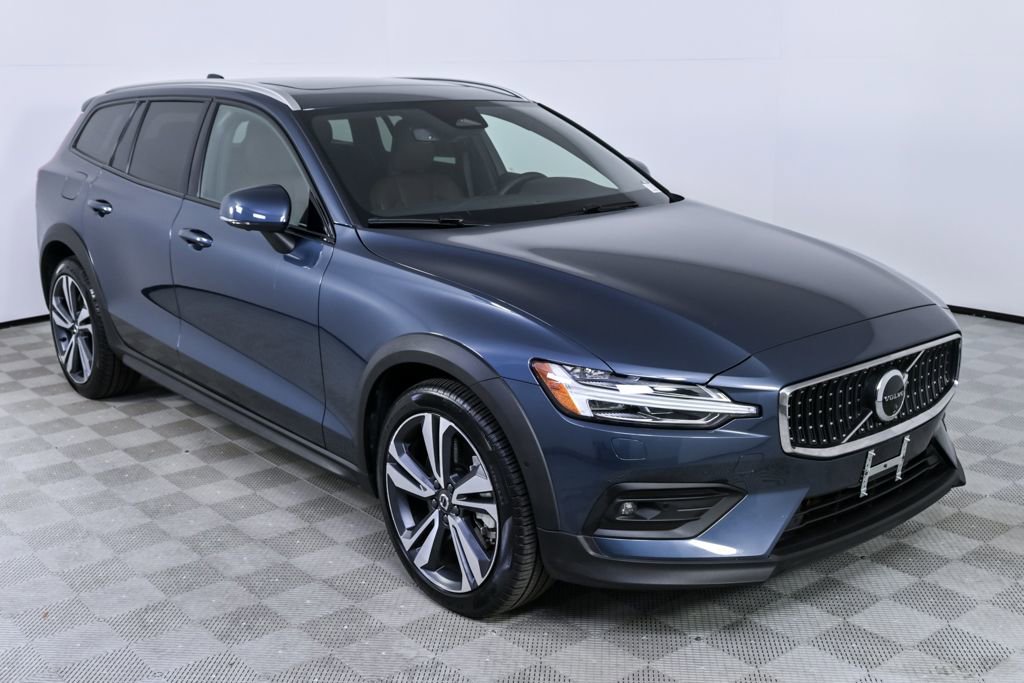 Used 2025 Volvo V60 B5 Cross Country Plus image 26